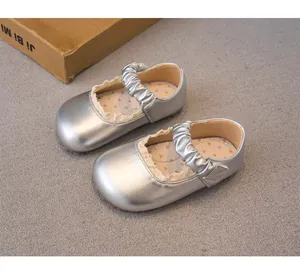 Chaussures plates argentées pour filles avec bride à volants et bordure en dentelle fine
