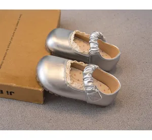 Chaussures Mary Jane argentées pour enfants avec bordure en dentelle et bride froncée chic.