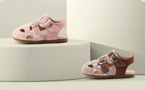 Gros plan de sandales fleuries pour filles avec boucles réglables et semelles souples