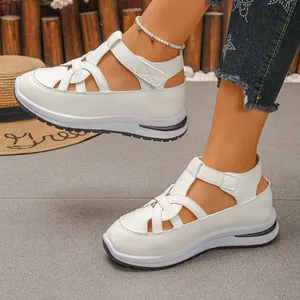 Detailaufnahme der weißen Damen-Plateausandalen mit Lochmuster und Klettverschluss