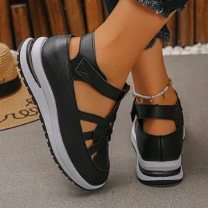 Detailansicht der schwarzen Plateau-Sandalen für Damen mit Klettverschluss und Cut-outs.