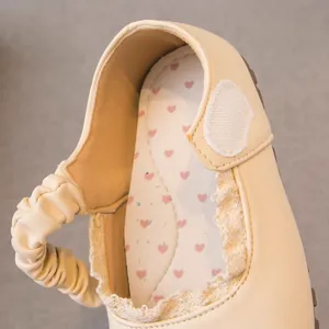 Chaussures de princesse beige pour filles avec semelle à cœurs et détails en dentelle
