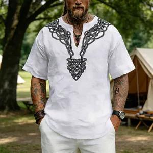 Gros plan du motif nœud celtique noir sur un t-shirt blanc en lin avec col en V respirant