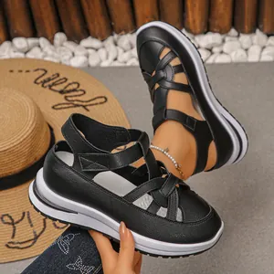 Damen-Plateausandalen in Schwarz mit atmungsaktivem Cut-out-Design und Klettverschluss