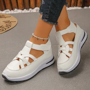 Weiße Plateau-Sandalen für Damen mit atmungsaktivem Hohlraumdesign und Klettverschluss