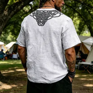 Gros plan sur le motif de nœud celtique au dos d'un t-shirt décontracté en lin pour homme