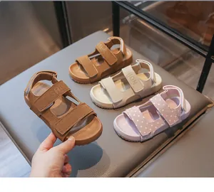 Nahaufnahme von modischen Kinder-Sommersandalen in verschiedenen Farben und Mustern