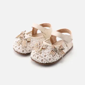 Elegante gewebte Babysandalen für Mädchen mit Karoschleife und weicher rutschfester Sohle