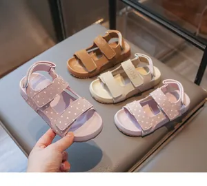 Detailansicht von Kinder-Polka-Dot-Sandalen mit Klettverschluss und modischem Aufdruck