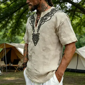 Vue détaillée de l'imprimé nœud celtique sur une chemise en lin respirante pour homme