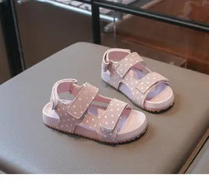 Rosa Kinder-Sandalen mit weißen Punkten, Klettverschluss und rutschfester dicker Sohle