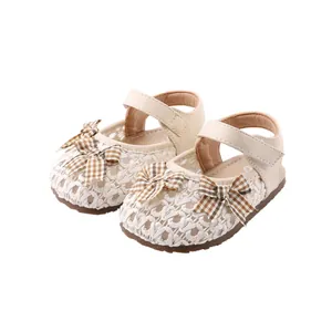 Elegante beige gewebte Babysandalen für Mädchen mit Karoschleifen und Lochmuster