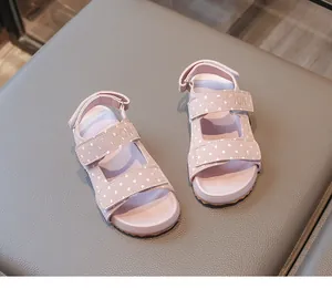 Draufsicht auf rosa Kindersandalen mit weißen Punkten und Klettverschlüssen