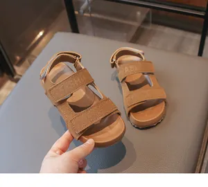 Detailansicht von braunen Kindersandalen für den Sommer mit praktischen Klettverschlüssen
