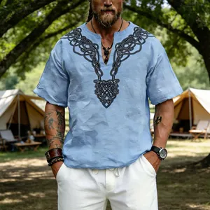 Détail d'une chemise homme en lin bleu ciel avec un imprimé nœud celtique noir élégant