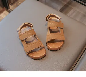Modische braune Kinder-Sandalen mit Klettverschluss und FASHION-Aufdruck für den Sommer