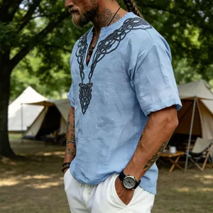 Gros plan sur l'imprimé nœud celtique d'un t-shirt en lin bleu clair style camping