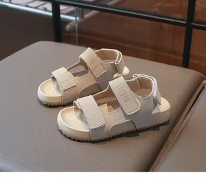 Detailansicht beige Kindersandalen mit Klettverschluss und Modeaufdruck