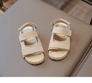 Beigefarbene Kinder-Sandalen mit Klettverschluss und modischem Schriftzug