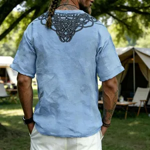 Vue arrière détaillée d'un t-shirt en lin bleu clair avec un imprimé de nœud celtique noir.
