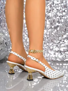 Κομψές λευκές γόβες slingback με πουά και χρυσά τακούνια διακοσμημένα με κρύσταλλα