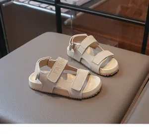 Seitenansicht der beigen Kinder-Strandsandalen mit bequemen Klettverschlüssen