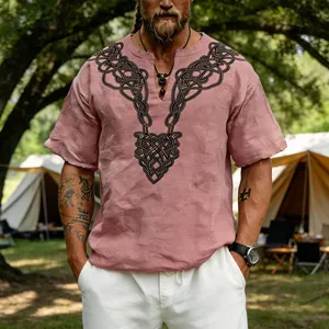 Vue détaillée de l'imprimé nœud celtique sur un t-shirt en lin rose poudré col en V