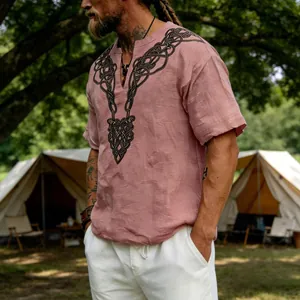 Détail rapproché d'une chemise en lin rose pour homme avec imprimé celtique dans un camping