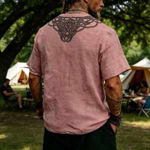 Détail d'un t-shirt en lin rose pour homme avec motif de nœud celtique imprimé au dos