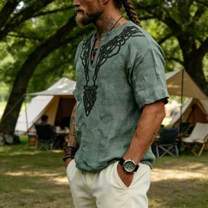 Détail de profil d'un t-shirt homme en lin vert sauge avec imprimé nœud celtique