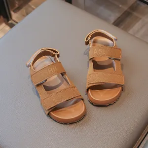 Modische camelbraune Kinder-Sandalen mit Klettverschluss für den Sommer am Strand