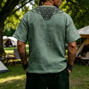 Vue détaillée de l'imprimé nœud celtique sur un t-shirt décontracté pour homme en lin vert