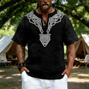 Détail d'un t-shirt en lin pour homme avec imprimé nœud celtique blanc au col en V
