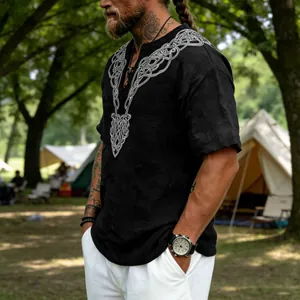 Détail du motif nœud celtique blanc sur un t-shirt en lin flammé noir respirant