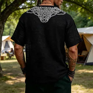 Détail du dos d'un t-shirt noir pour homme avec imprimé graphique de nœud celtique