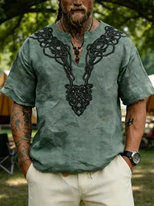 T-shirt da uomo in lino verde con stampa a nodo celtico nero intorno allo scollo a V