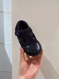 Vista dettagliata delle scarpe Mary Jane in rete nera per bambini con finta punta divisa