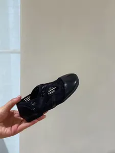 Dettaglio scarpa Mary Jane nera in mesh per bambina con design Tabi e suola morbida.