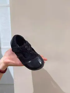 Vista dettagliata di scarpe Mary Jane in rete nera per bambini con finta punta Tabi.