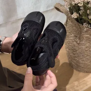 Scarpe Tabi Mary Jane in rete nera per bambine, design traforato e suole morbide