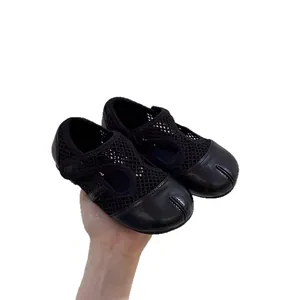 Scarpe Mary Jane nere in rete per bambine con design split-toe e comoda suola morbida