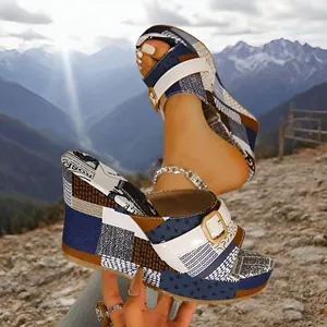 Sandales compensées pour femmes avec imprimé journal vintage et boucle élégante