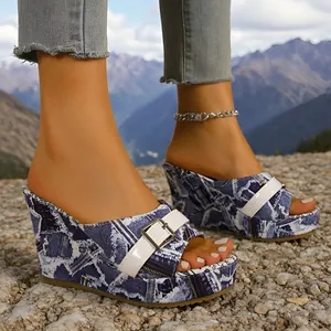 Vue détaillée des sandales compensées graffiti en denim vintage avec boucles blanches