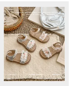 Detailansicht der Sandalen für Mädchen mit Perlenriemen, Spitze und Hasen-Patches.