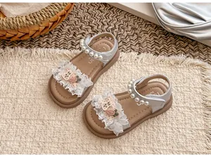 Elegante Mädchensandalen in Silber mit Spitzenrüschen, Perlen und süßen Bären-Aufnähern
