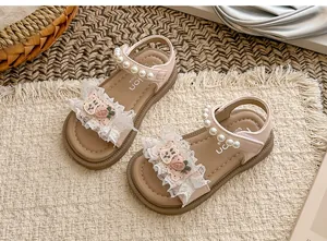 Nahaufnahme rosa Prinzessinnen-Sandalen für Mädchen mit Spitze und Perlen