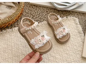 Detailansicht der rosa Prinzessinnen-Sandalen für Mädchen mit Perlen und Spitzenhase