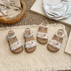 Eleganti sandali per bambine in stile coreano con perle e pizzi per l'estate