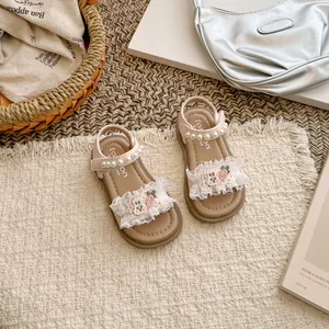 Sandali da principessa rosa per bambine con eleganti cinturini di perle e pizzo