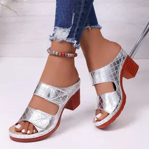 Damen Europäischer Stil Heeled Slides Geprägtes PU-Leder Offene Zehe Blockabsatz Mode Metallic Outdoor Hausschuhe Übergröße Sandalen